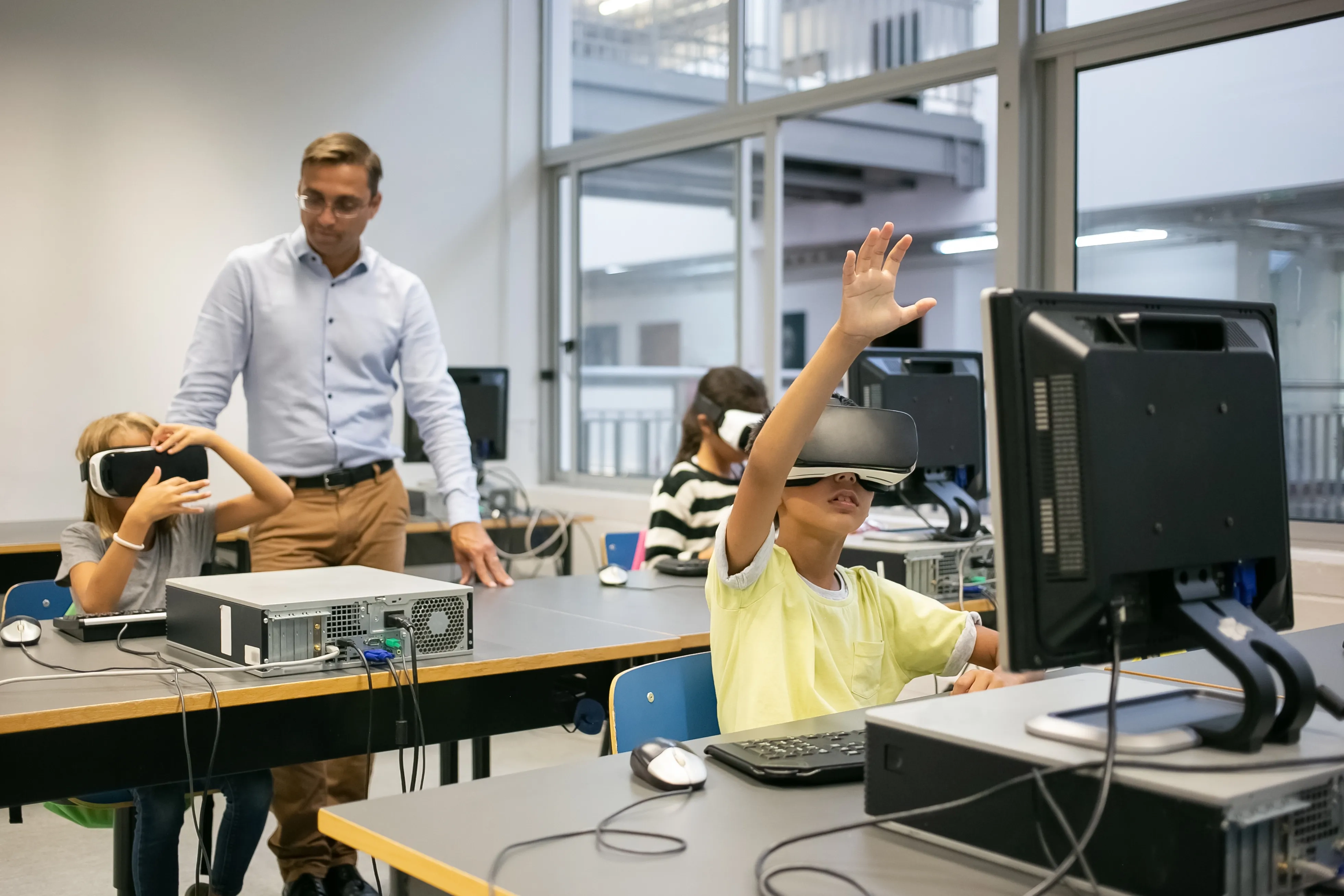 Estudiantes usando tecnología educativa como realidad virtual, IA y gamificación en el aula